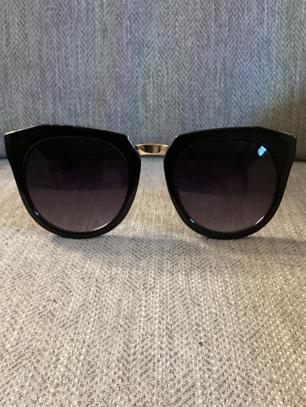 Black Cat-Eye Women's Sunglasses with Gradient Lenses